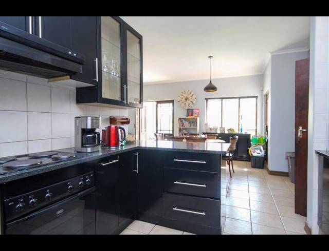 4 BEDROOM TOWNHOUSE FOR SALE IN THATCHFIELD